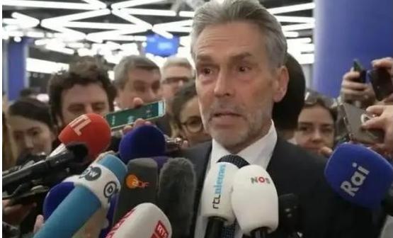 中国这次是真不装了，直接亮出“杀鸡给猴看”的架势！别猜了，这只“鸡”既不是蹦