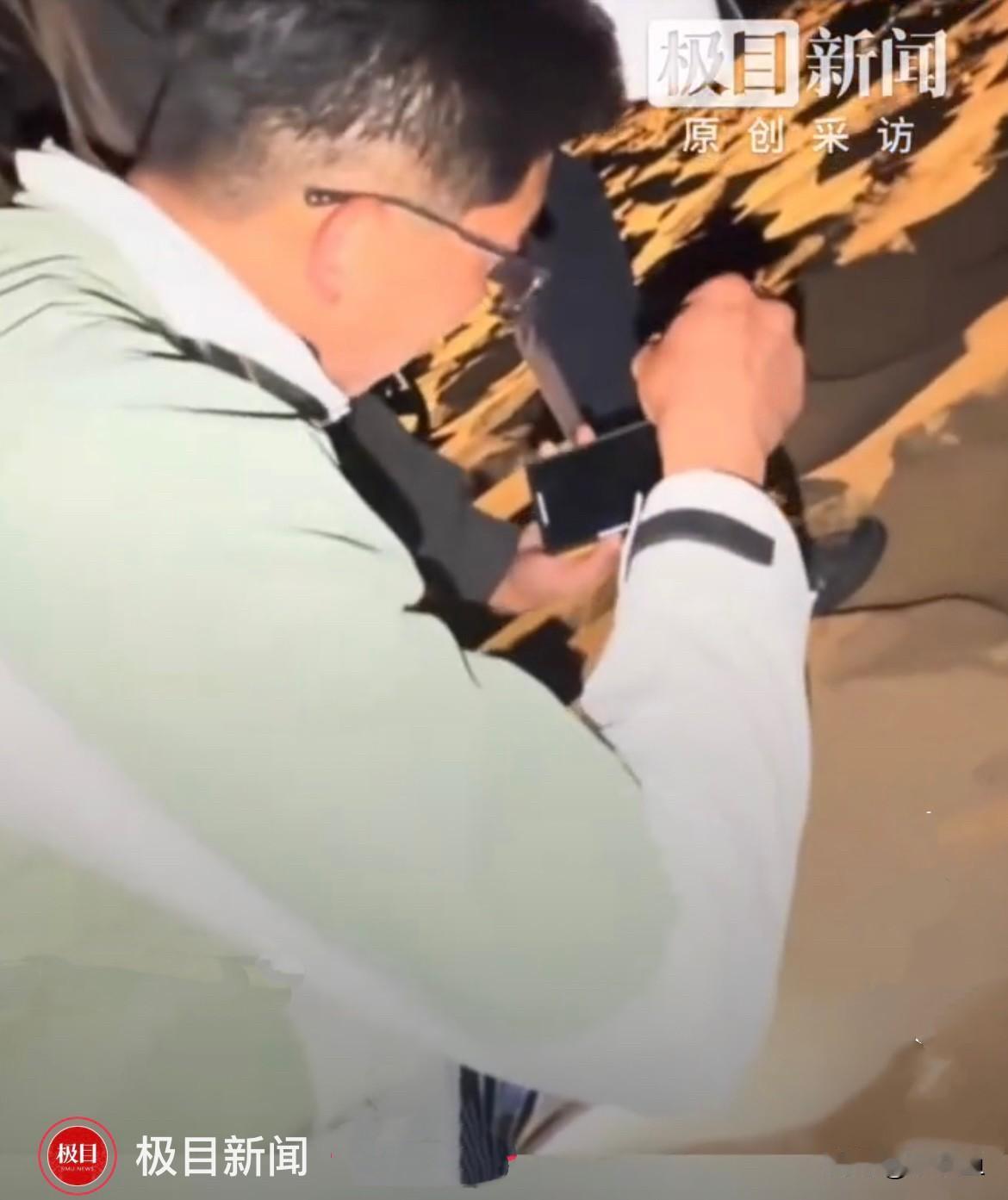 国庆假期，一名女子在内蒙古鄂尔多斯响沙湾沙漠游玩，不慎把手上的金戒指滑落掉进沙里