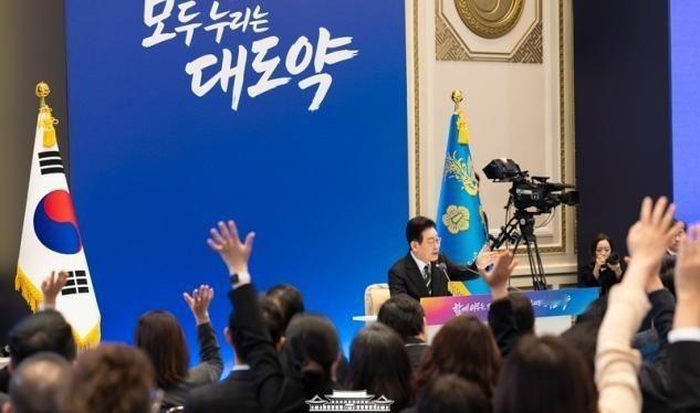 眼看美军要撤离，李在明喊出“或与中国军事合作”；美国副防长急忙访韩，要向韩国当面