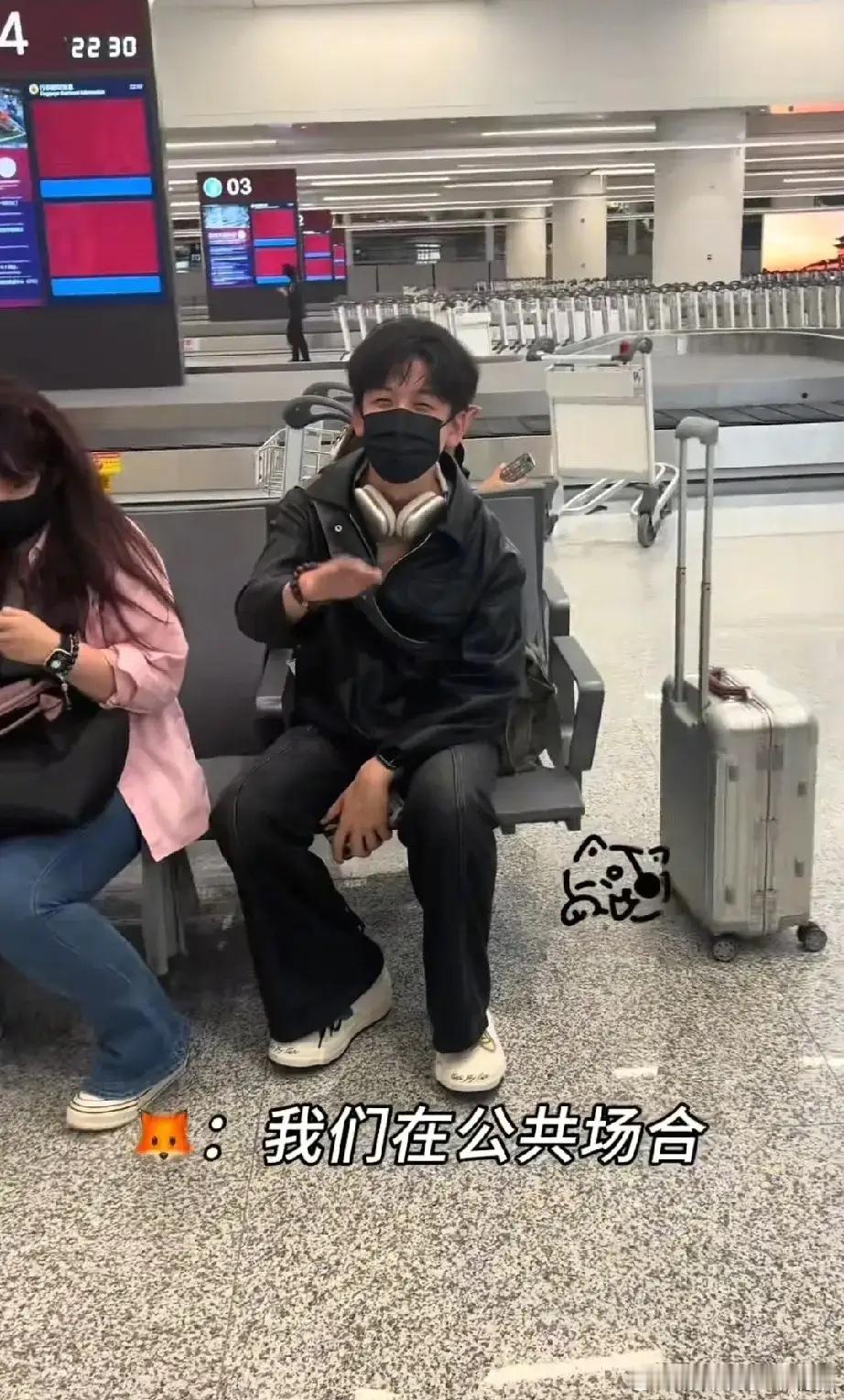 齐思钧“训粉”，却获得一致好评粉丝们看到齐思钧很激动，和旁边两位阿姨一起讨论他，