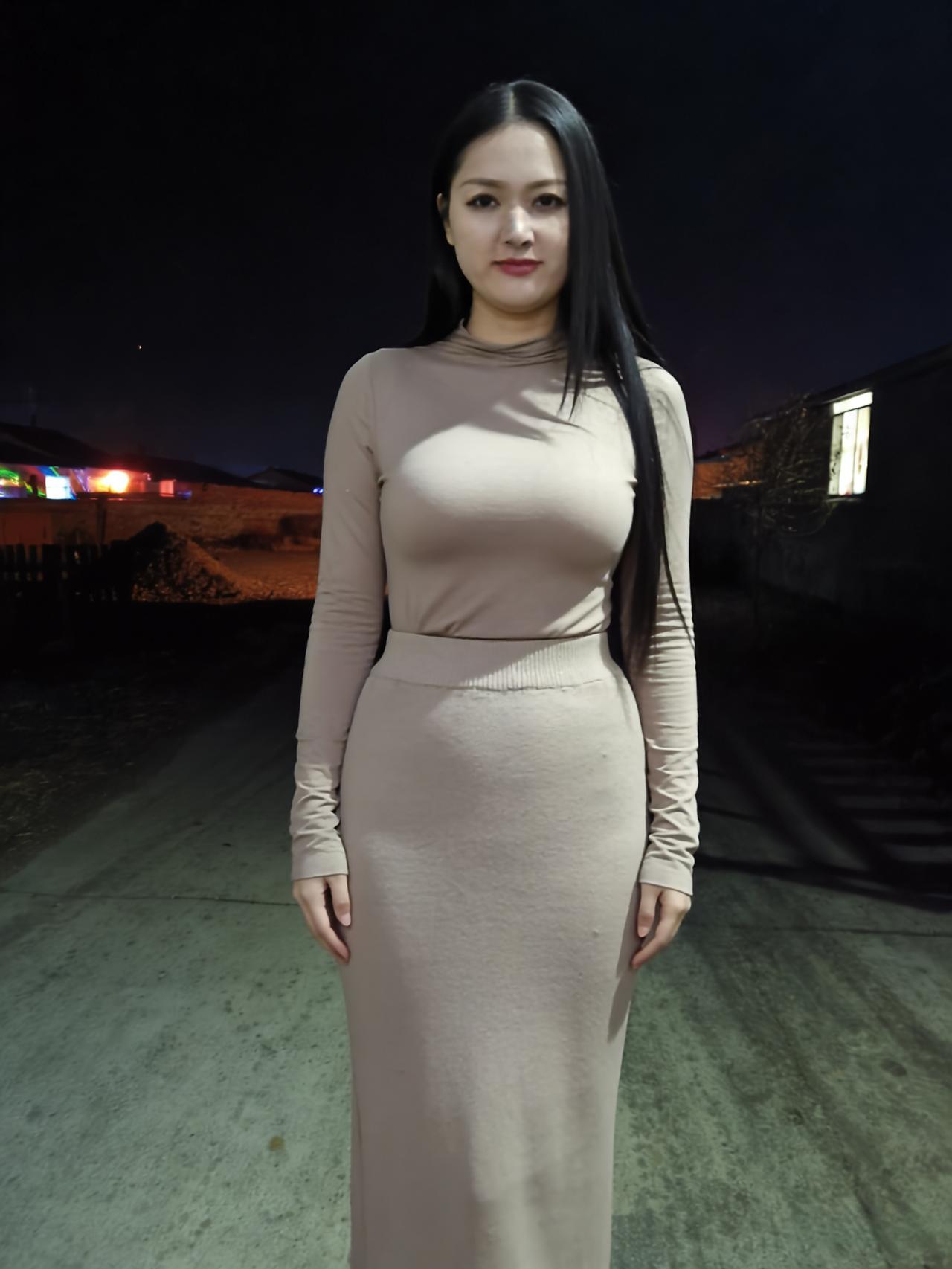 霓虹是夜的画笔，在她身后涂抹出迷幻的色块。蓝与紫的光，爬上斑驳的墙，也爬上