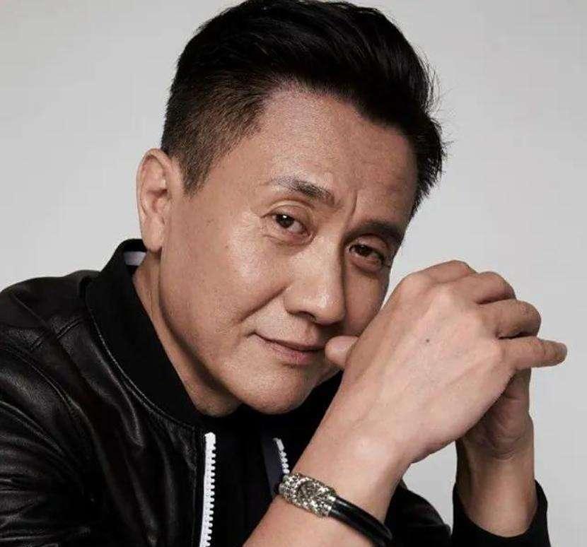 哟！原来张志坚的媳妇儿这么牛？人家70岁还能上9.3晚会，这背后全靠有个“旺三代
