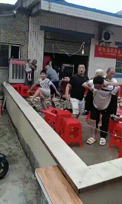 升学宴现场墙面倒塌砸着吃饭的人太意外了宜宾的农村，一家人的娃
