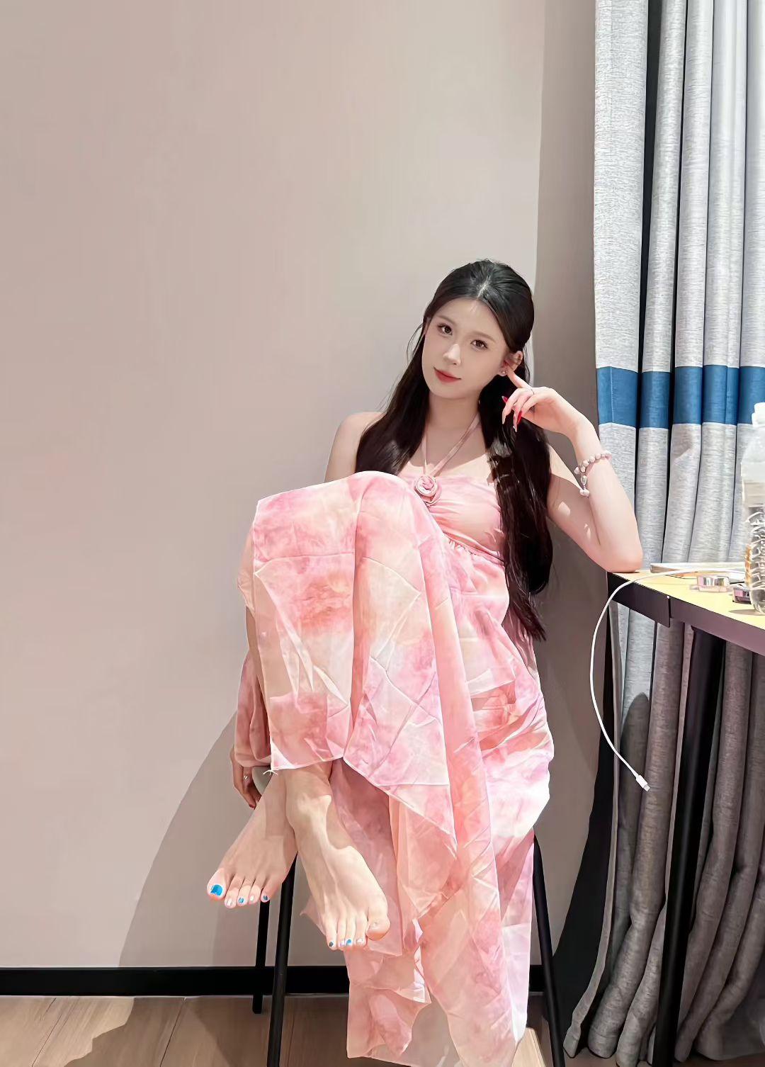 我们小区有个女的，38岁了，身材保持不错，去年找了一个00后帅哥，身高1.85米