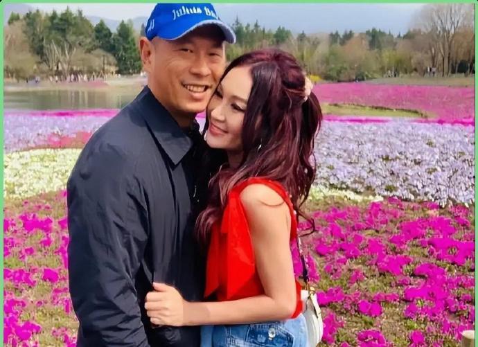 温碧霞和她老公近照！这发型熟悉不？她这发型可是有些年头了，起码30多年如今6