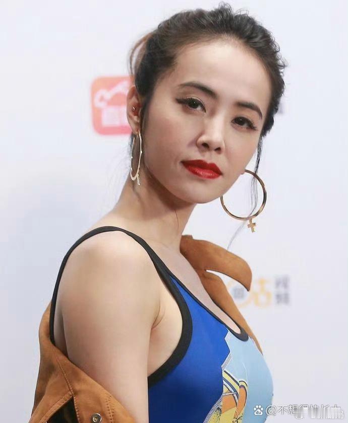 44岁蔡依林泳衣内穿怼脸生图惊艳众人！曼妙身姿尽显，肌肤状态佳，岁月不败美人，魅