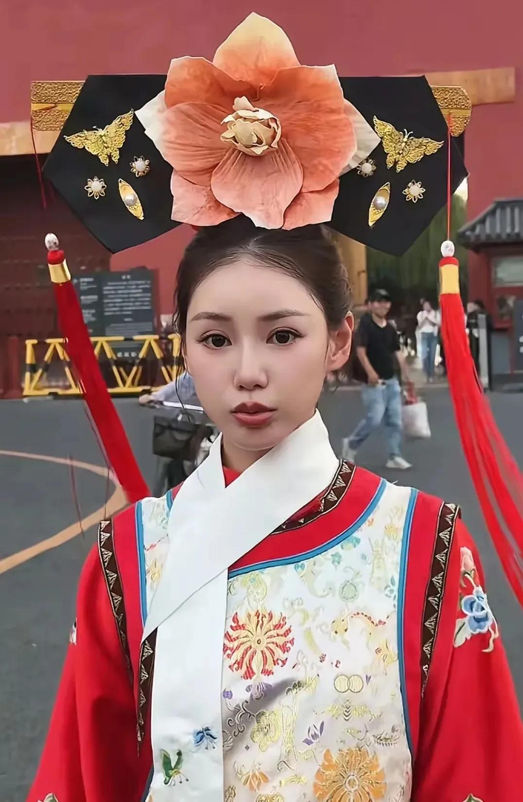 马筱梅也是太拼了！可能要学大S进入娱乐圈了。为了扮演小燕子，穿着格格服拍完照，热