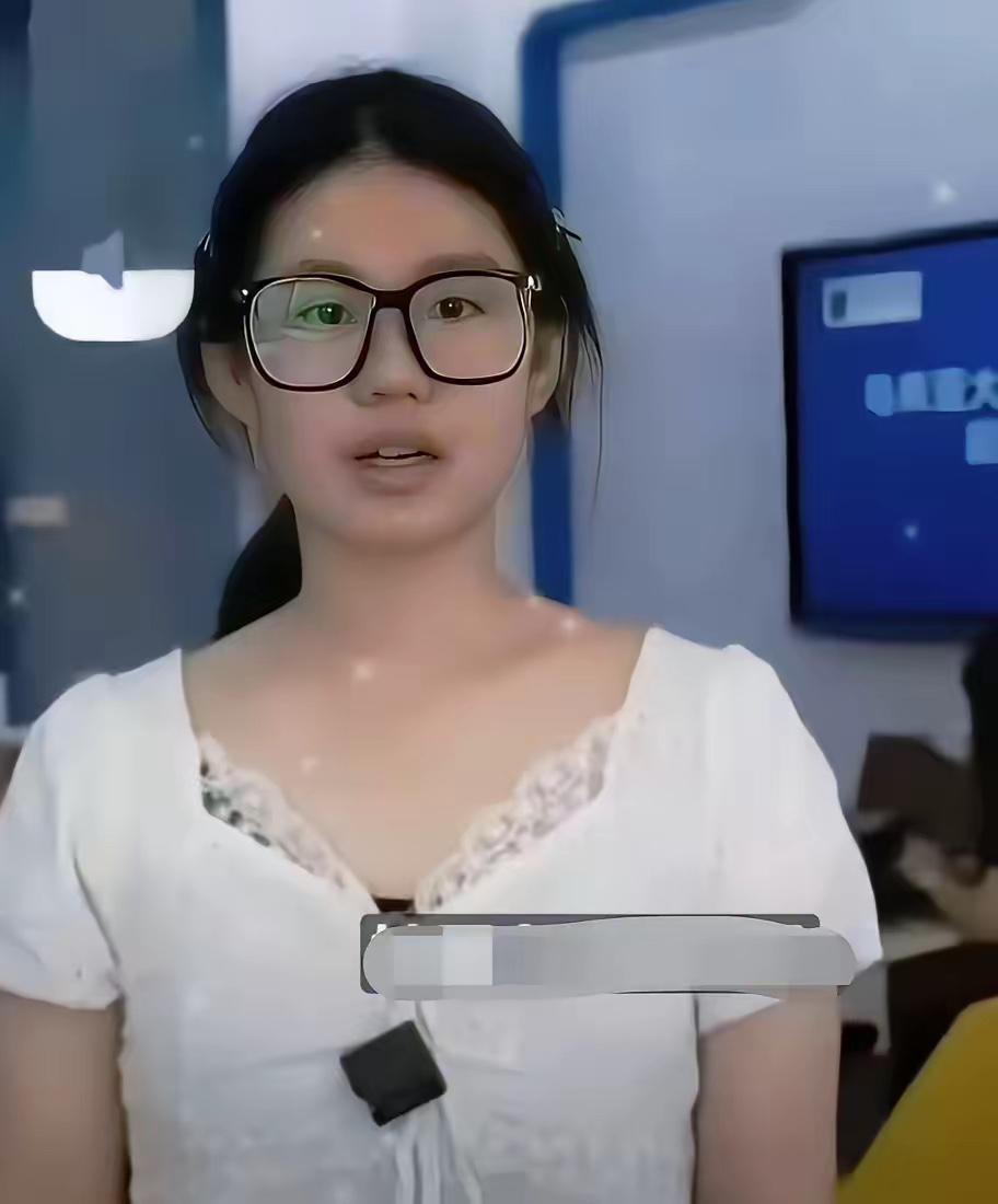 “摸臀女”这下玩完了吧?想去马来西亚留学恐怕不太可能了。都是自己作的。发图片称4
