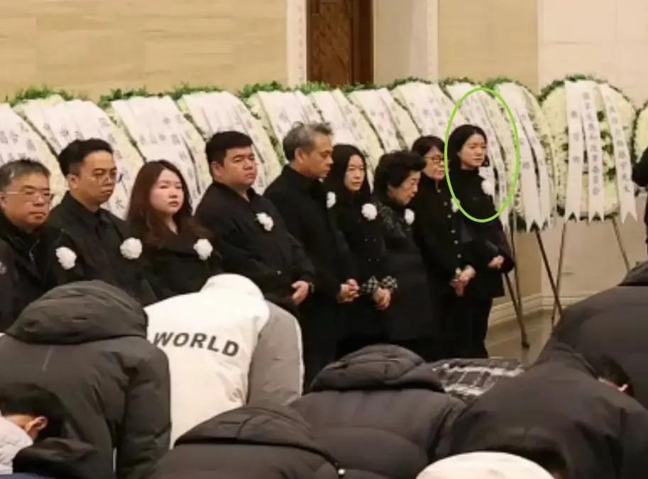 谁看了杨振宁追悼会现场不心疼翁帆啊!她站在最前面,整个人绷着却藏不住眼底的红,那