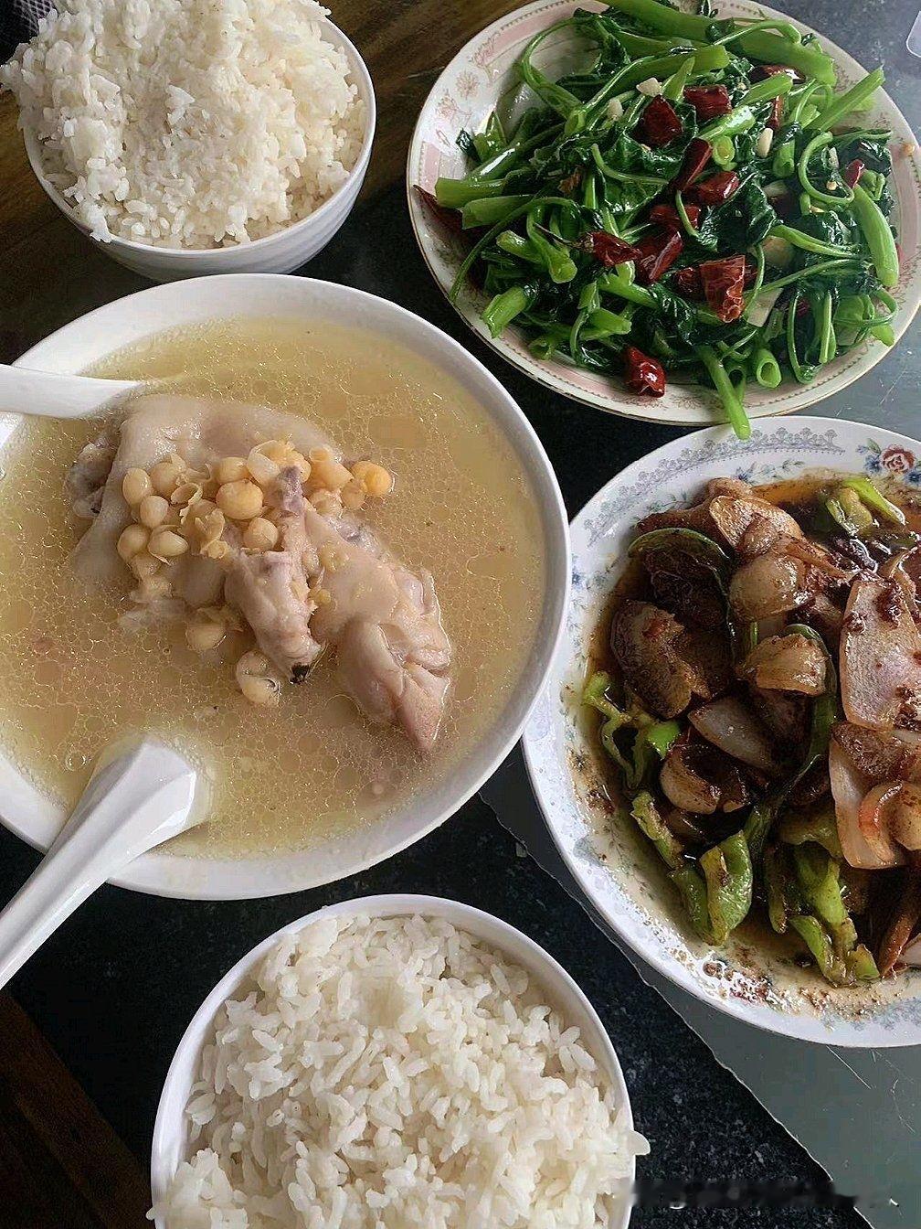 在儿子儿媳家我能说了算我不煮饭，全家没人敢开火；我不洗衣服，脏衣服能堆成山；