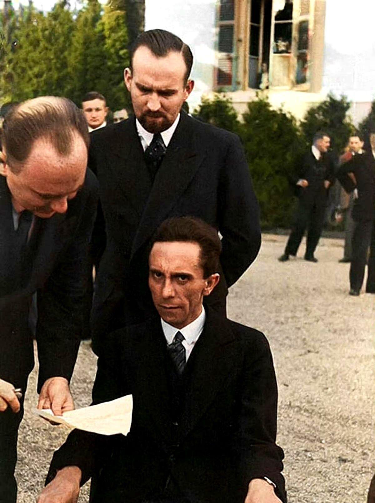 1933年纳粹德国宣传部长约瑟夫·戈培尔在日内瓦国际联盟会议上当得知面前的摄影师