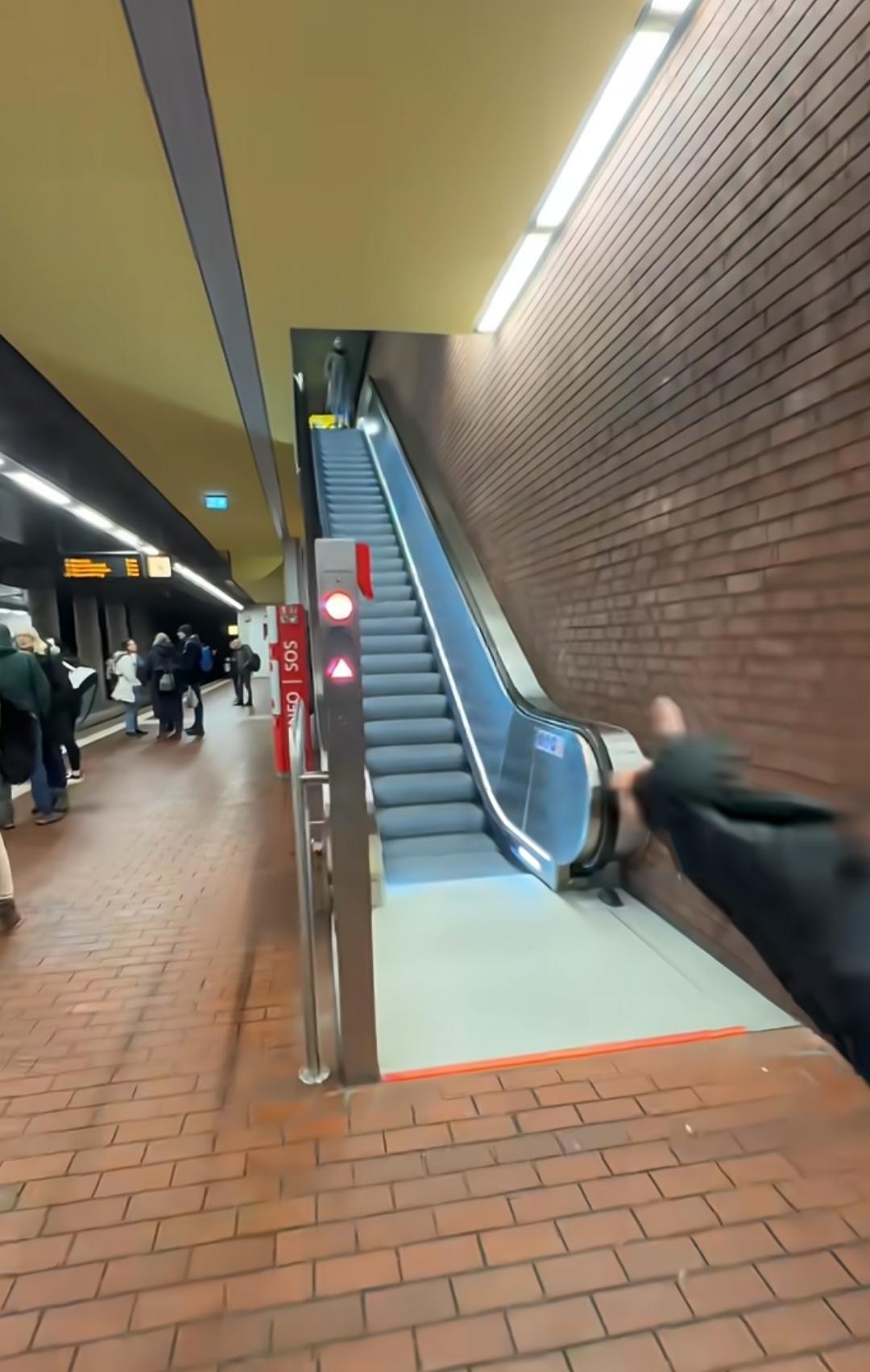 德国一处地铁站的手扶电梯，居然是单向的！看到一位博主的视频介绍，确实感到不可