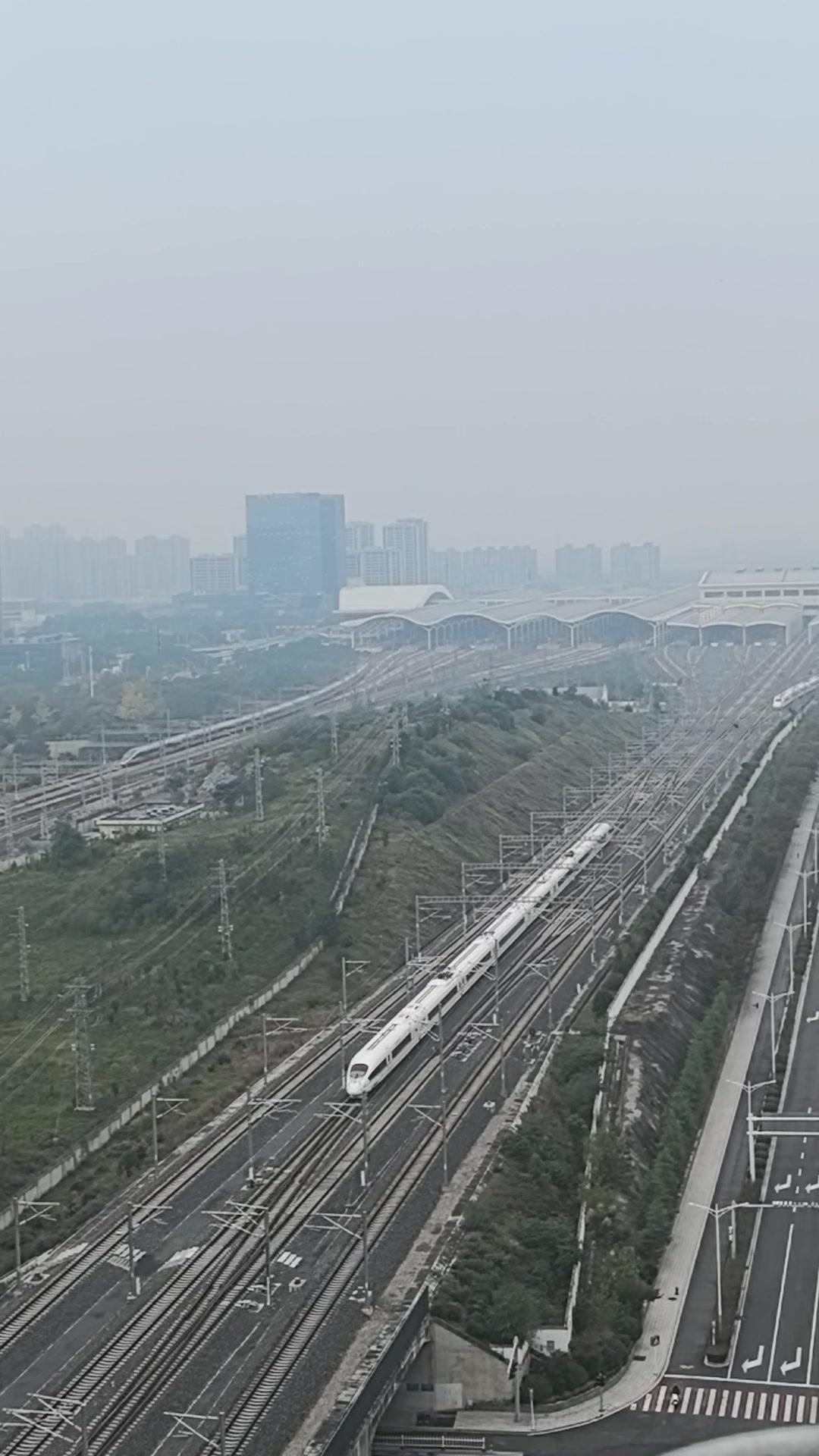 三高铁如巨龙般在城市天际线蜿蜒，驶向徐州东的模样震撼又治愈！1️⃣高铁行驶：三
