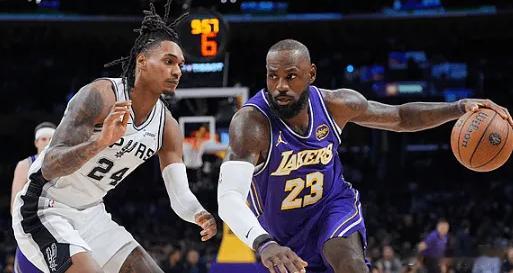 马刺尽管有卡斯尔的亮眼表现，但相比湖人几个核心的英雄主义，他们是极致的均衡主义和