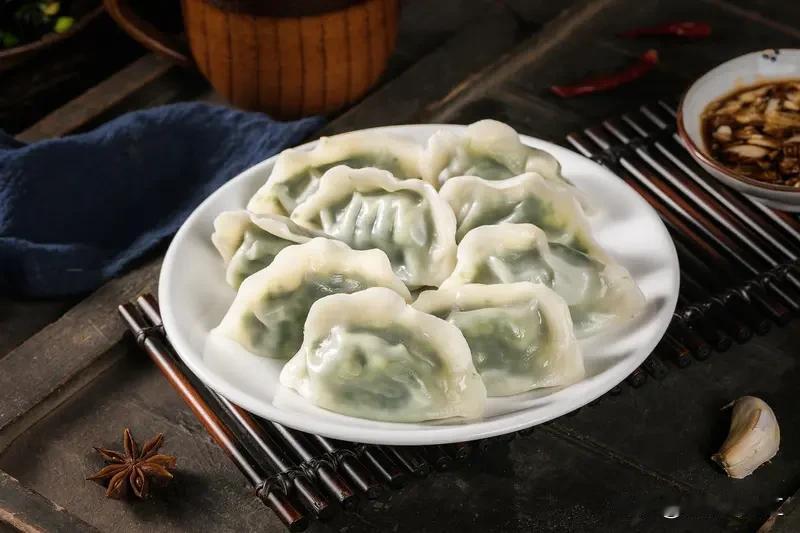 煮饺子还是蒸饺子，这真是个让人纠结的问题。就我家来说，口味差异导致选择不同。我爸