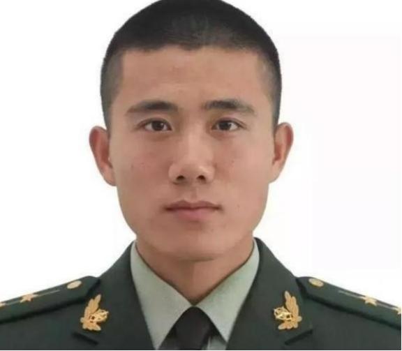 “国家白白培养了他5年。”2018年，武警济南支队入职了一个月的大学生，还立下了