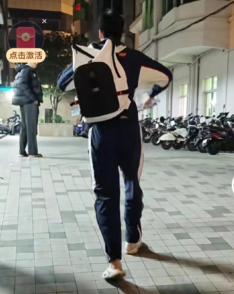 焦泊乔一瘸一拐上坡辣心，需要走动只是借口，王少杰等待只是良心发现走在前面的王