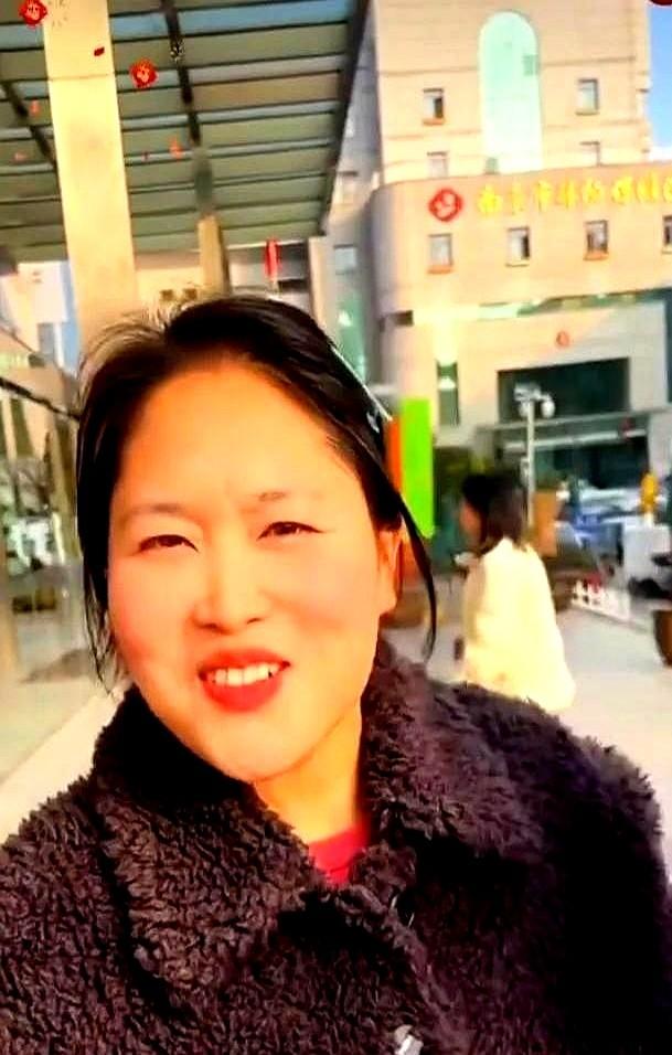 最近家里可热闹了胖妹现在手机壳都积灰了你们敢信？以前她可是蹲马桶都要刷三