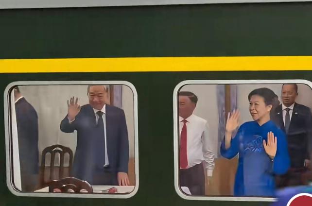 太会了！越南领导人苏林访华结束，携夫人坐火车回国，租了10架C909走了，铁路和