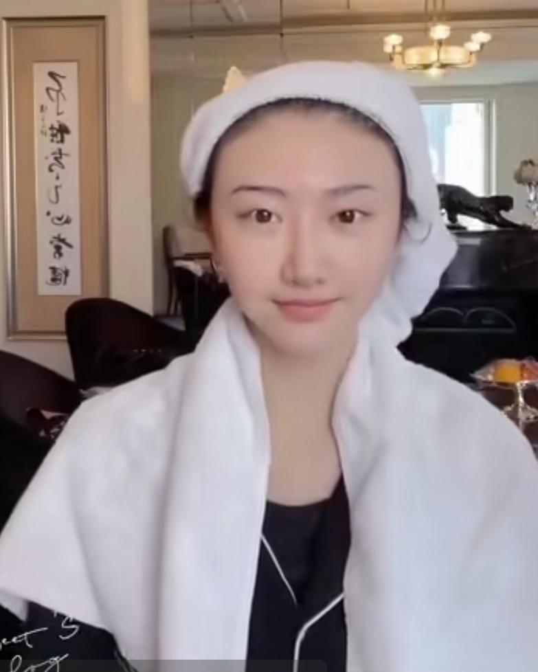 人间富贵花的景甜不是浪得虚名的。看看人家的素颜也是美上天了，皮肤又白又通透。眉眼