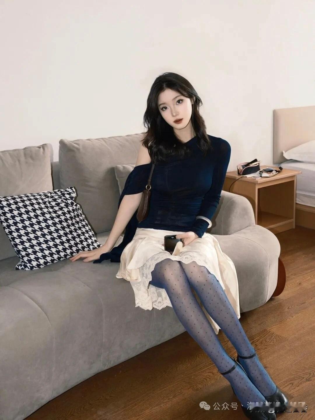 优雅气质穿搭，复古风连衣裙与现代感高跟鞋的完美结合。如何看待女生穿丝袜