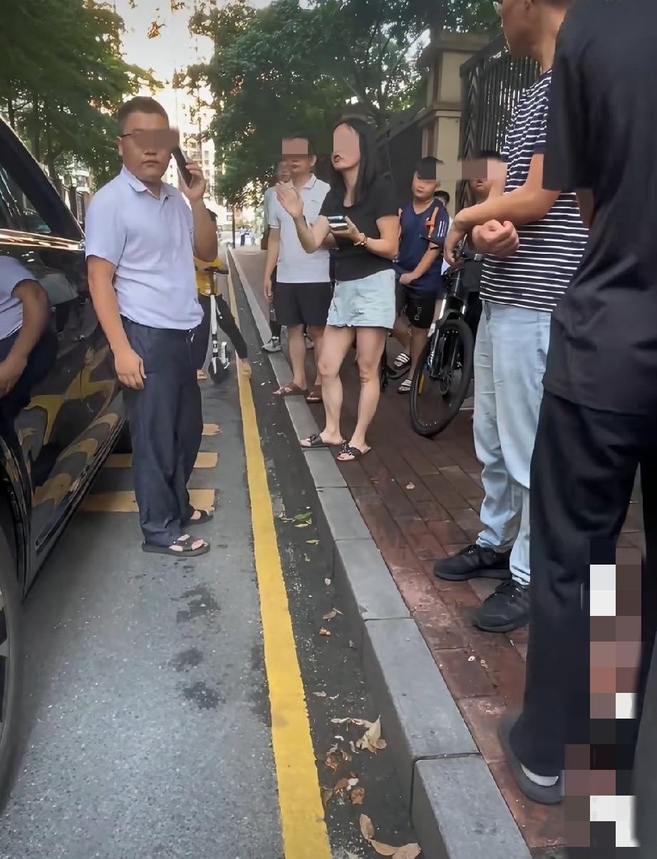 广东深圳，三名女学生拼网约车去上学，司机已经原地等候十多分钟，这时先出来两位女孩