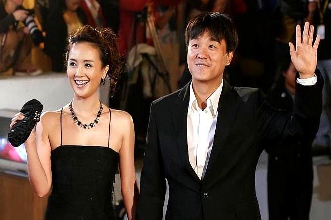 1997年，何冰遇到了多年未见的女同学李海洋，女同学说：“我都29了，嫁不出去了
