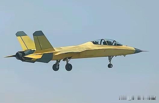 高教-10双垂尾版本正式登场,其垂尾与J-35极为相似,前起落架也从原来