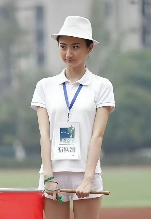 景甜早期真的，皮肤又白又嫩，大长腿好长​​​