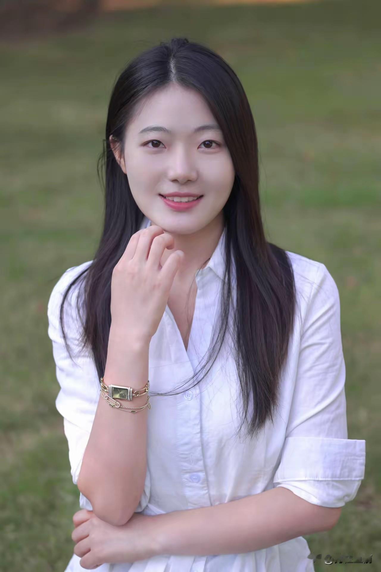 元气少女在绿意盎然中绽放微笑😊