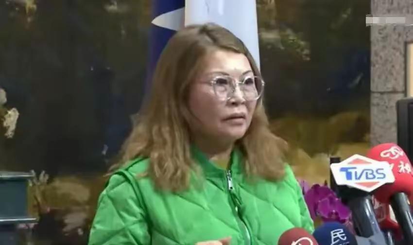 国民党炸锅了！ 陆配常委何鹰鹭当众退党，怒撕郑丽文：两岸人民都被你骗了！ 