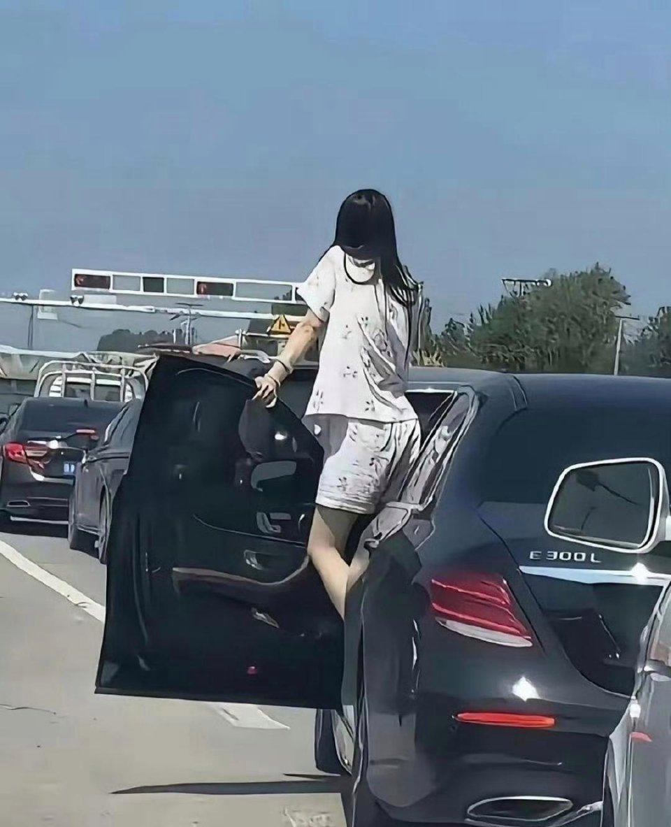 高速上堵车看到的，这姑娘这不怕危险啊？