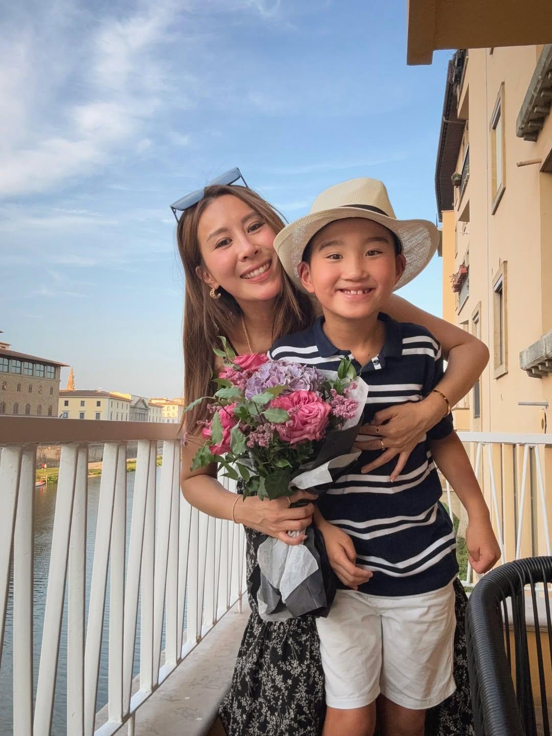 前港姐冠军曹敏莉2010年与亿万金融才俊张家杰结婚后，逐渐淡出荧幕，专心相夫教子