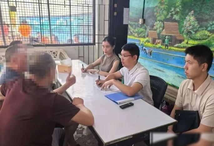 菲律宾军队突击搜查华裔工厂，当场抓获六十九名中国人，我方使馆出面交涉后，却碰了个