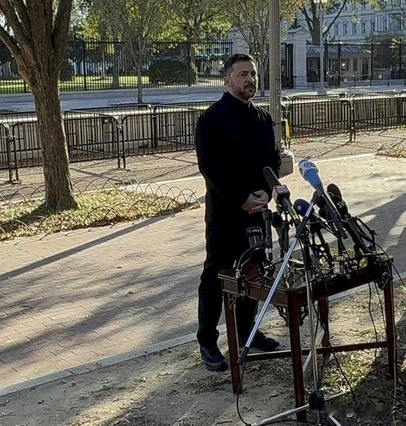 泽连斯基也没想到自己会有这么一天吧，这组照片应该获奖[笑着哭][笑着哭]