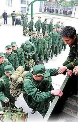 新兵想家了，连队干部和班长一直哄着，可是，他竟然步行1000多公里回