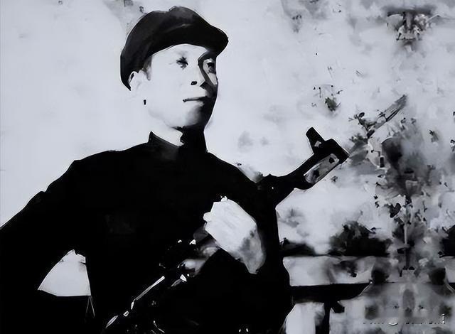 1981年，儿子欲要向公安部门上缴家里的冲锋枪，老人大怒：“就算天王老子来了我也