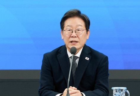 李在明对抗议市民说：“拿麦克风来说话吧。”李在明总统今天（25日）看到有市民