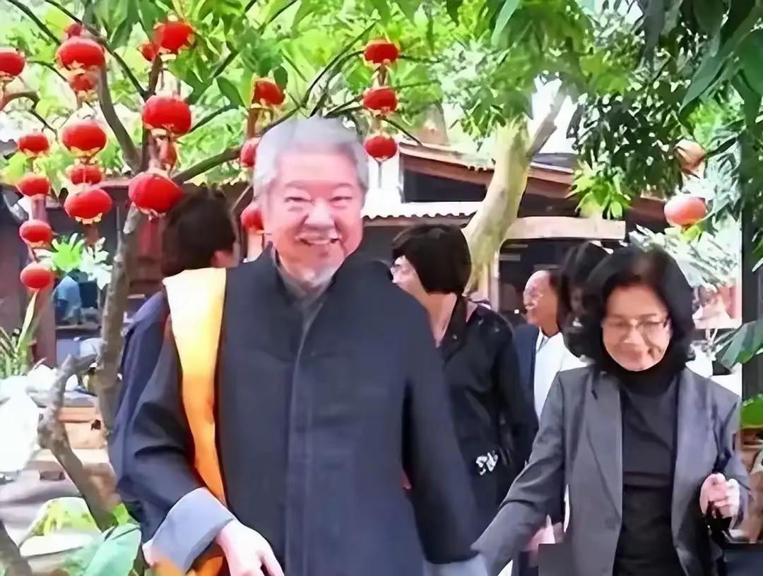 这段无儿无女的婚姻却成了浪子的港湾。1994年，蔡澜与小20岁的新航空姐方