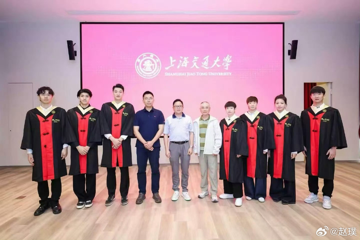 孙颖莎毕业恭喜孙颖莎从上海交大毕业，以后就是清华研究生了，这履历太优秀了