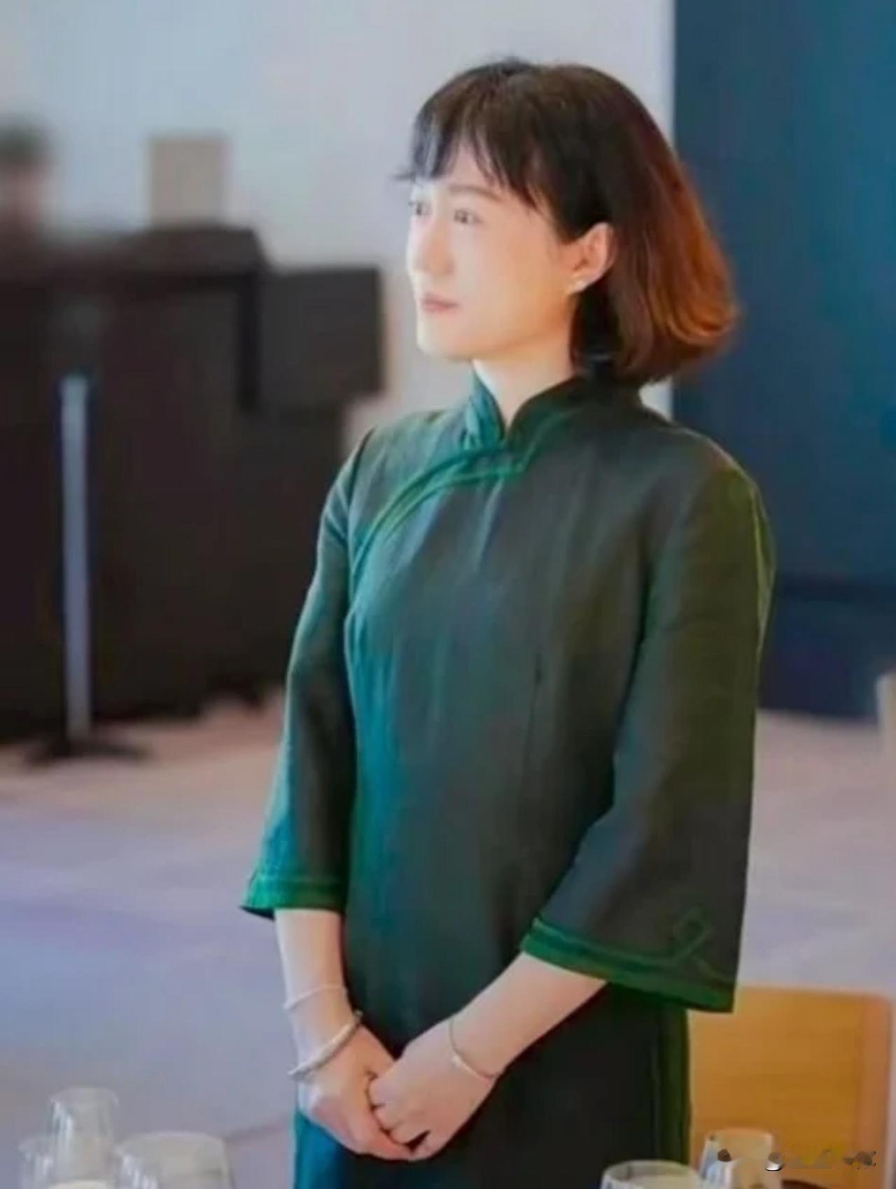 翁帆快五十了,眼神却完全是小女孩般清澈。如她所说象牙塔里的象牙塔,不需要操持家务