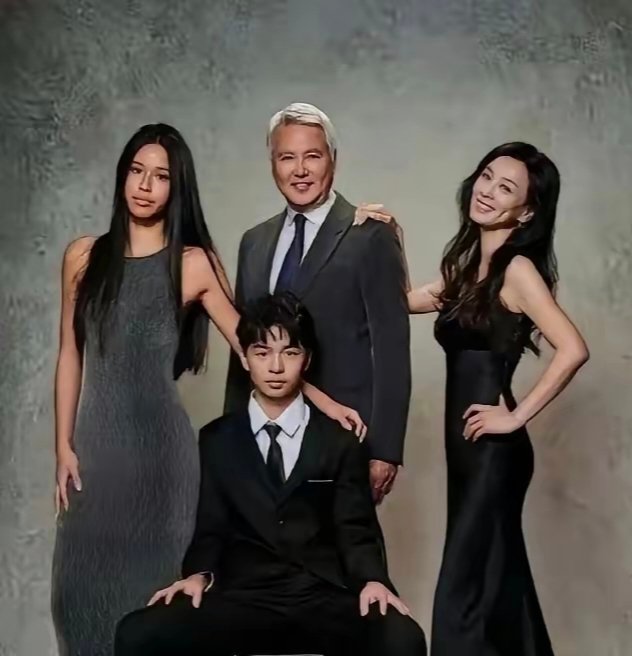 张庭一儿一女现在模样变化也太大了吧，记得她的女儿小时候被网友嘲笑长得丑，现在有一
