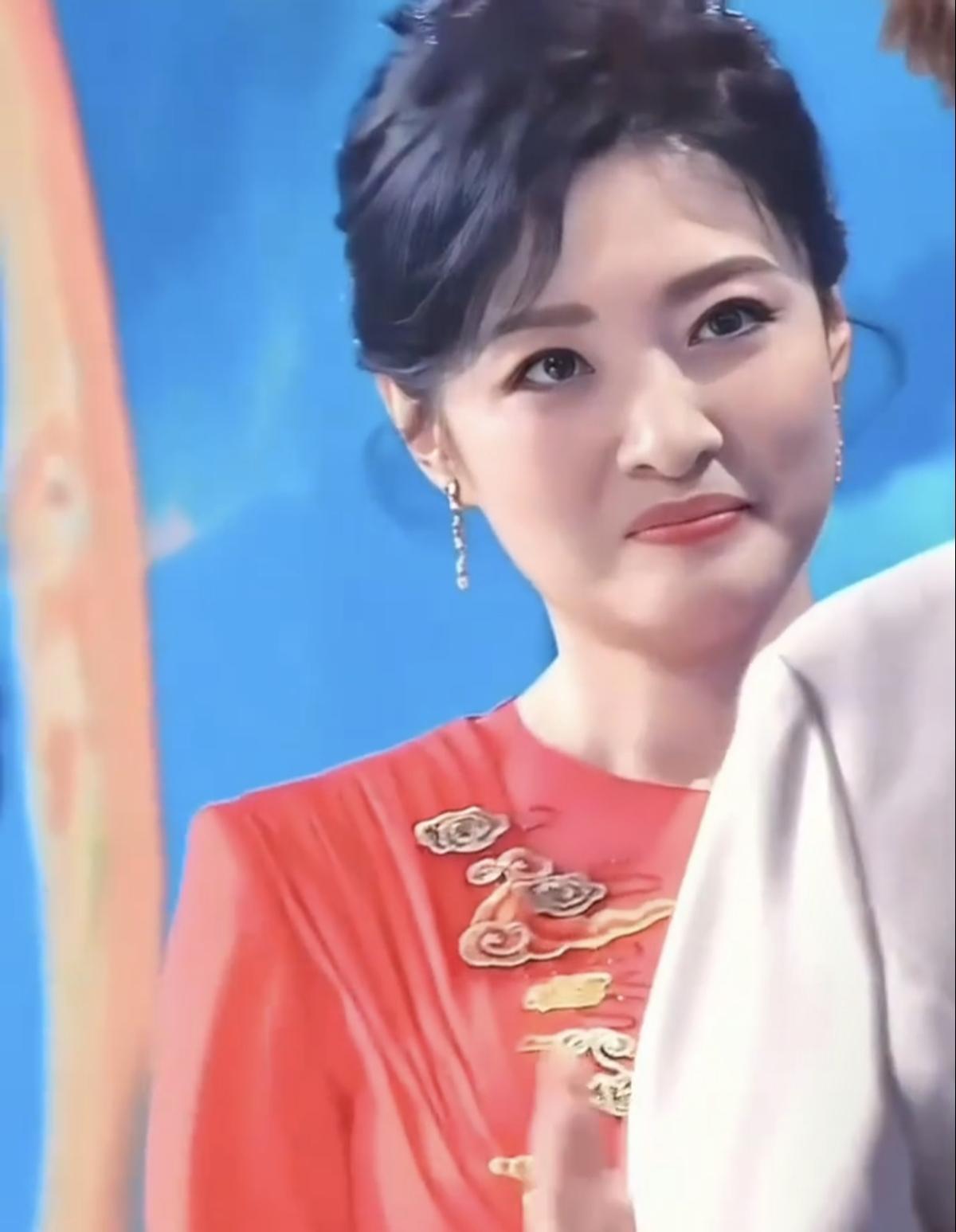 周涛这是受了什么委屈？整个脸都变形了。有人知道吗？到底是怎么回事？