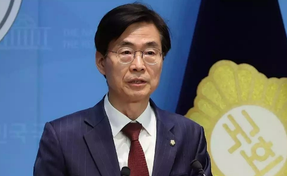 7月21日，韩国国民力量党“6选老将”赵庆泰议员，在首尔汝矣岛国会新闻发布厅召开