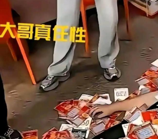 这大哥可真狠！砸21万多直接包圆彩票店刮刮乐，就为验证真实中奖率，最后刮出13