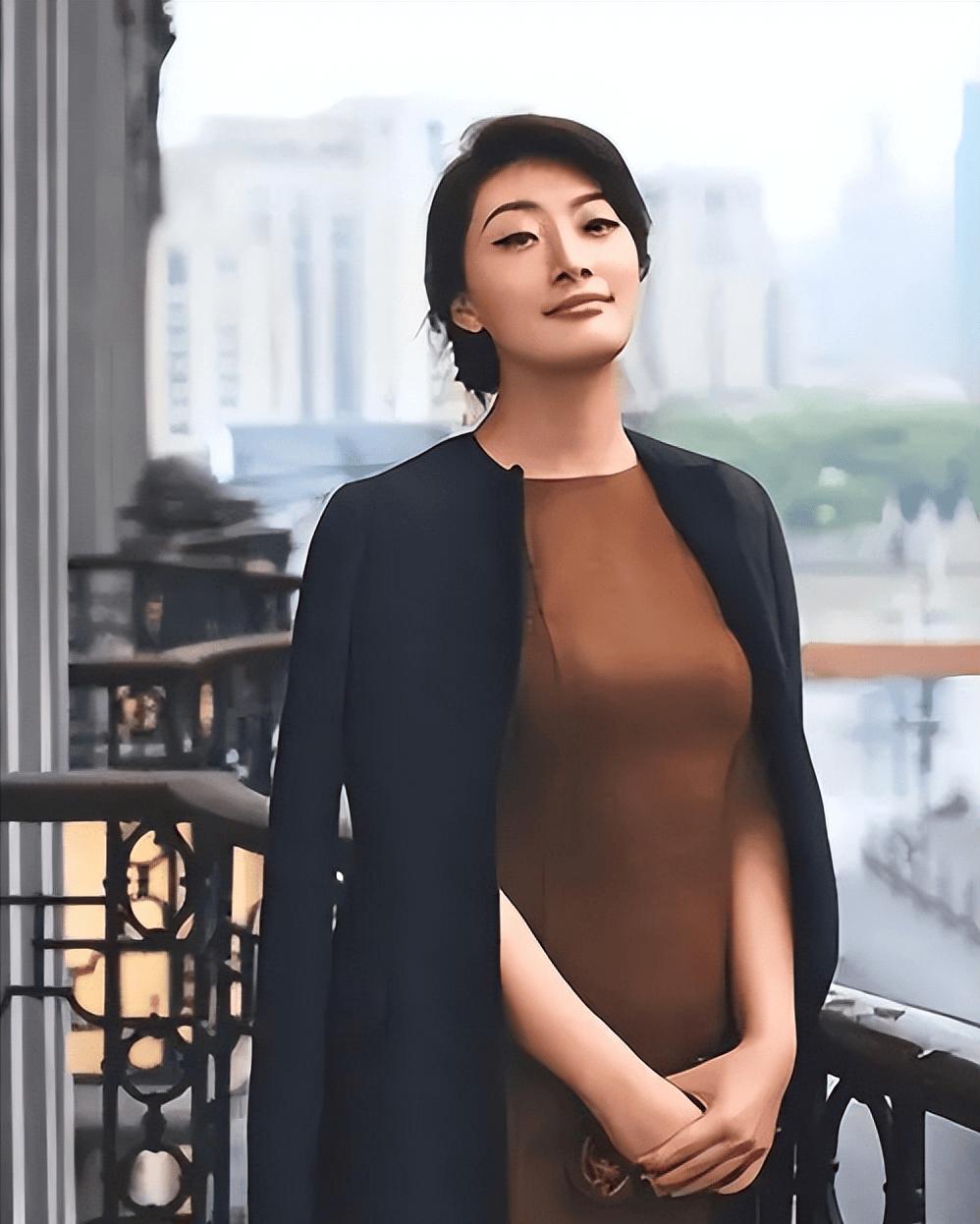 宗庆后最大的错误就是把才上中学的宗馥莉送往美国留学，如今宗馥莉不管是在处理和国资