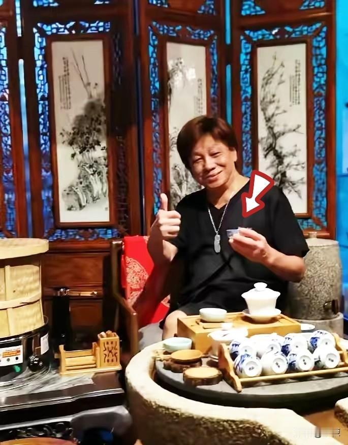 梁小龙三个子女的近况，知道的人不算多。大女儿梁子文，是他和第一任妻子黎爱莲所