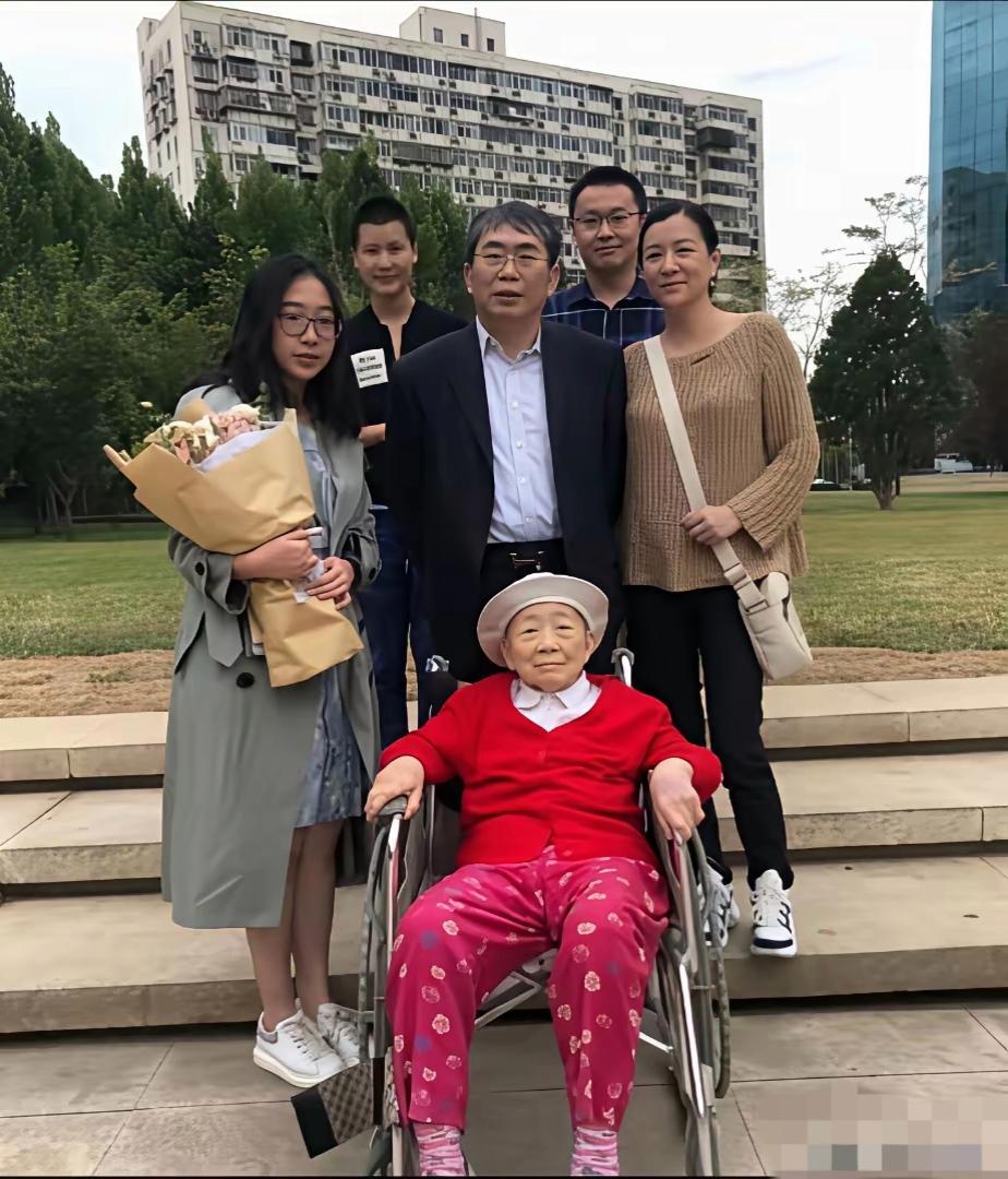 聂卫平全家福两子一女，结局完美。也算是不留遗憾