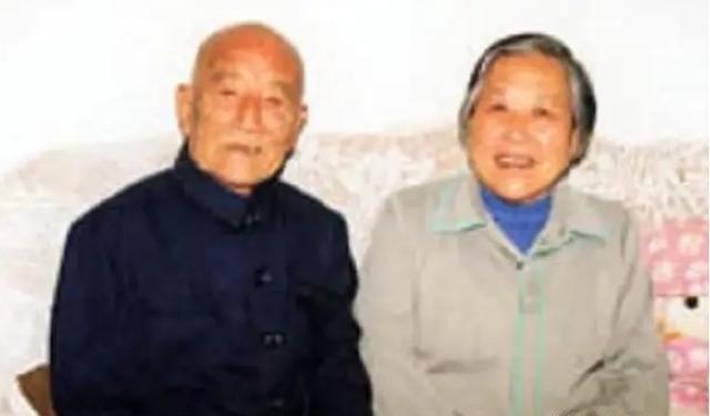 1971年，48岁的农民娶了一个小他10岁且坐过牢的女大学生。新婚夜，农民要圆房