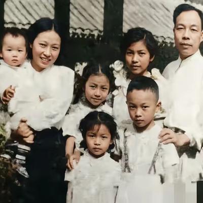 开国上将的全家福，夫人貌美如花、娴静端庄，5个孩子后来都成为栋梁之材。这张照片